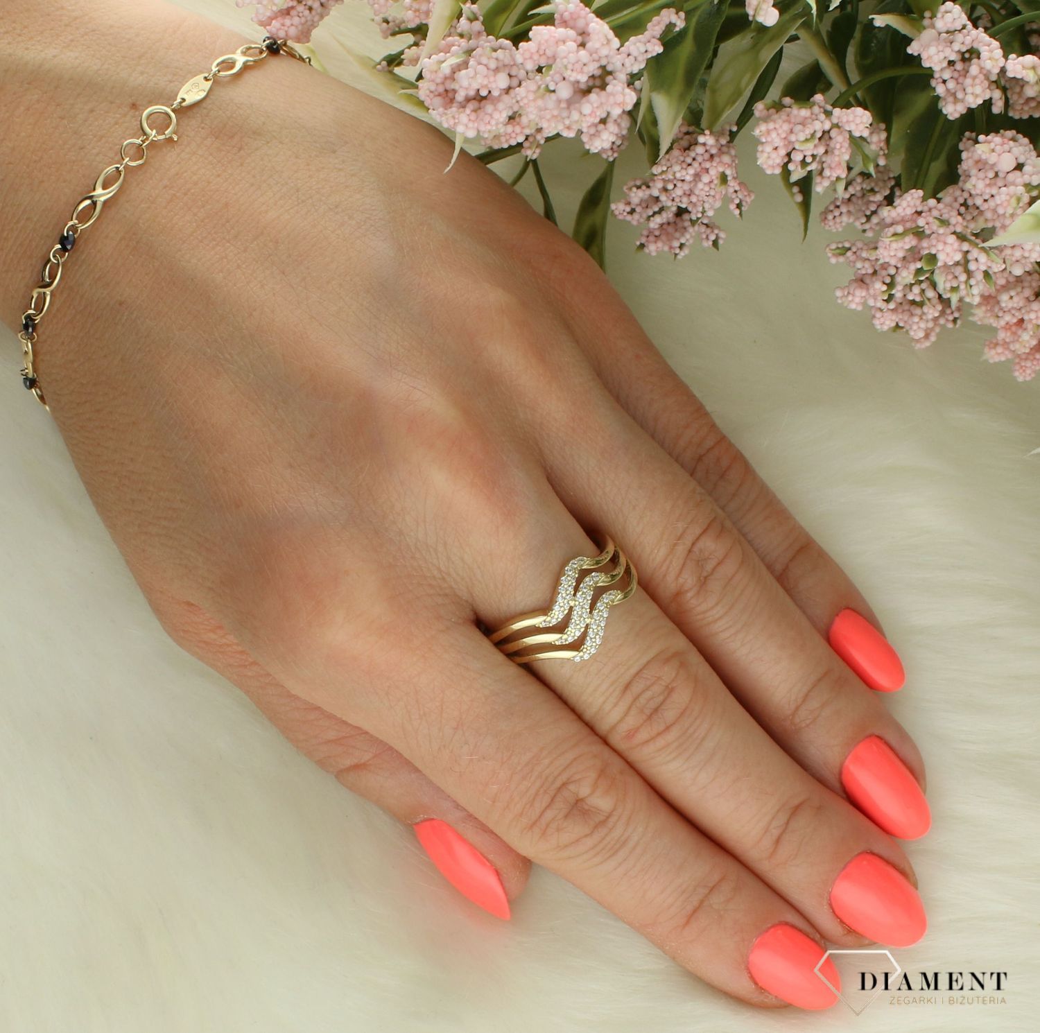 Złoty pierścionek damski 375 szeroki z cyrkoniami PI 7017 375. Złoty pierścionek damski. Pierścionek złoty damski o modnym wzorze. Złoty damski pierścionek próby 375. Pierścionek złoty dla kobiety na prezent (1).jpg